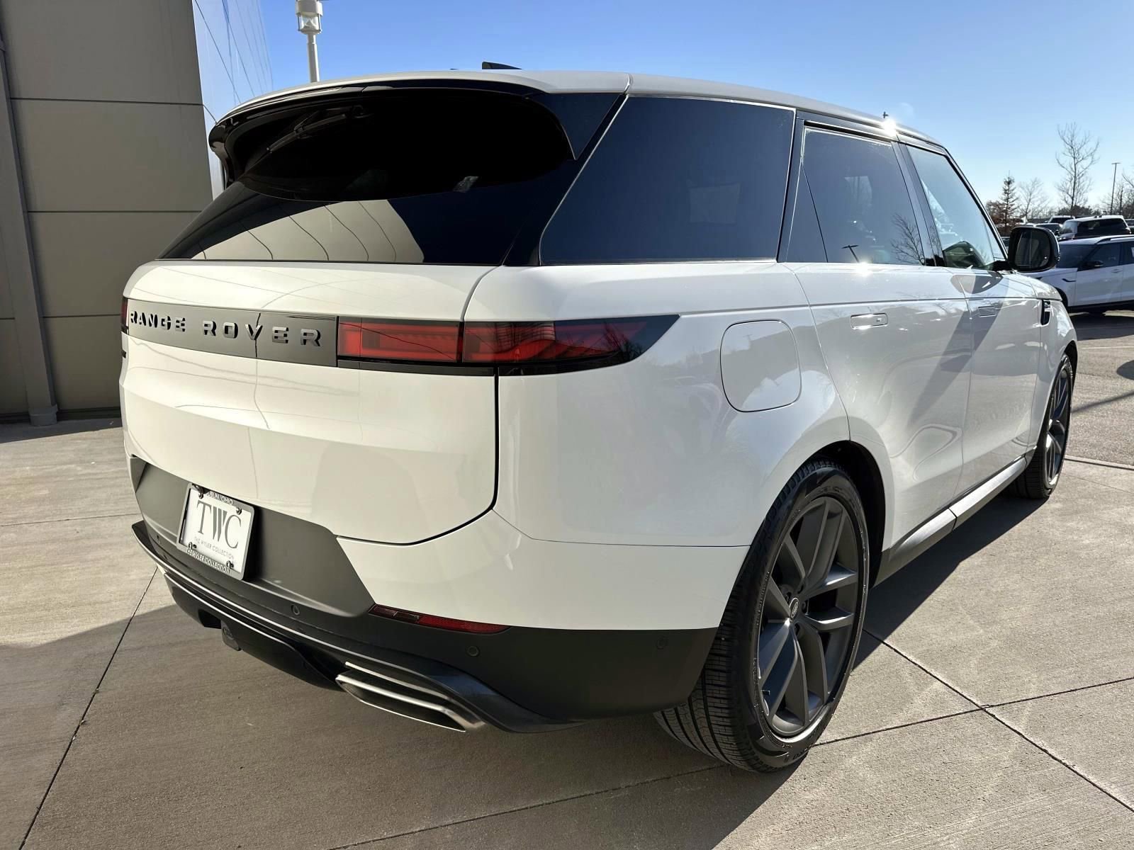 Used 2025 Land Rover Range Rover Sport SE image 5