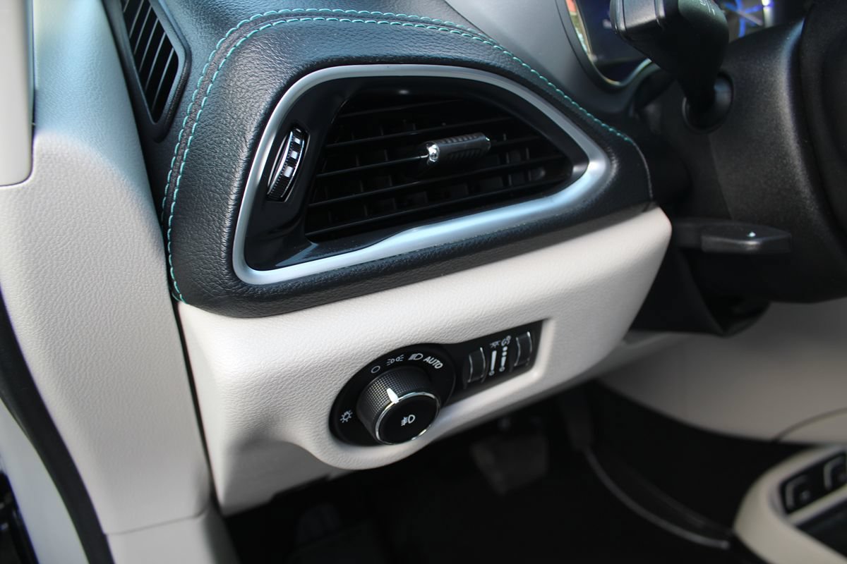 Used 2020 Chrysler Pacifica Limited w/ Advanced Safetytec Group FWD image 28