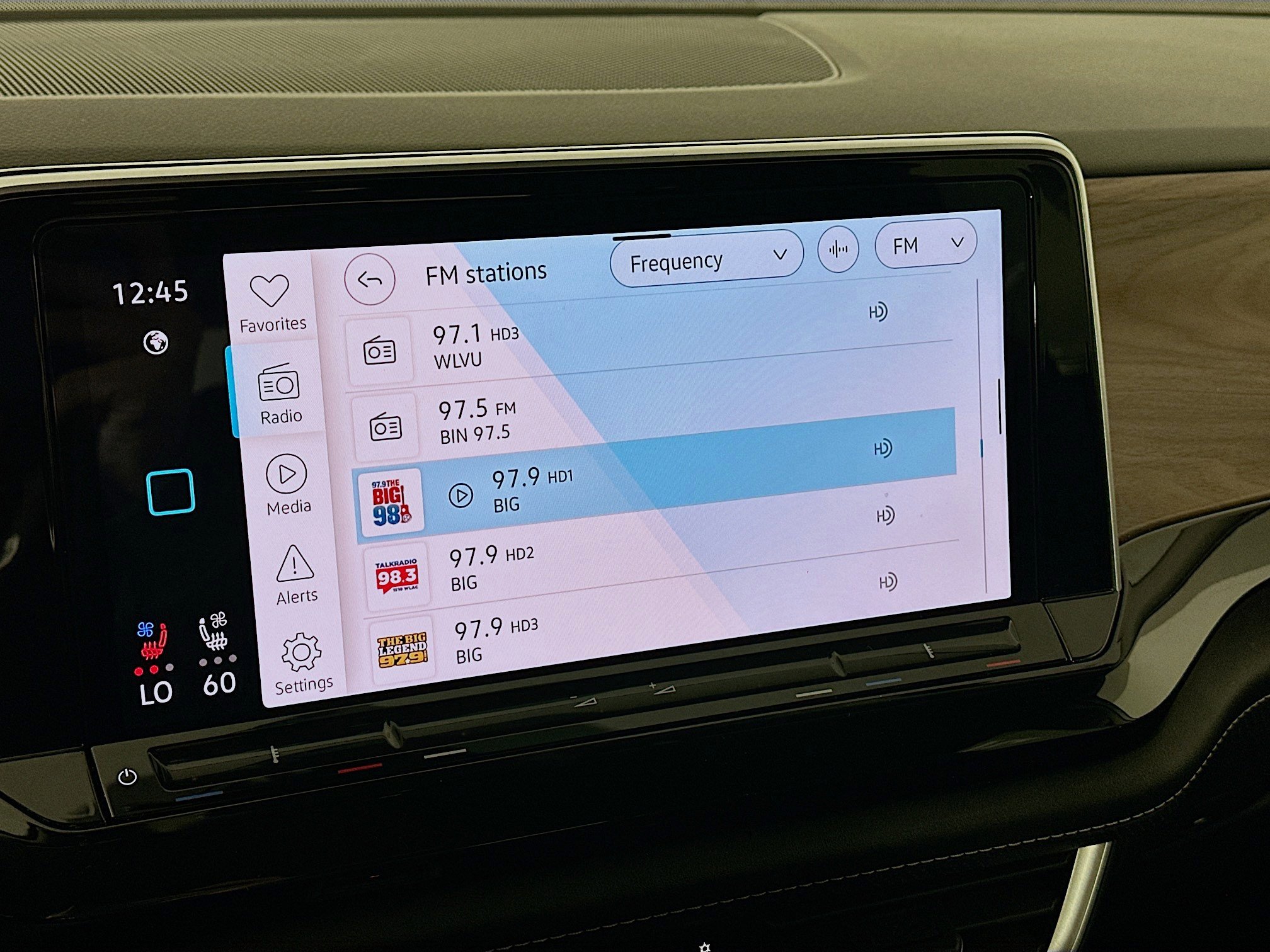 Used 2025 Volkswagen Atlas SE image 21