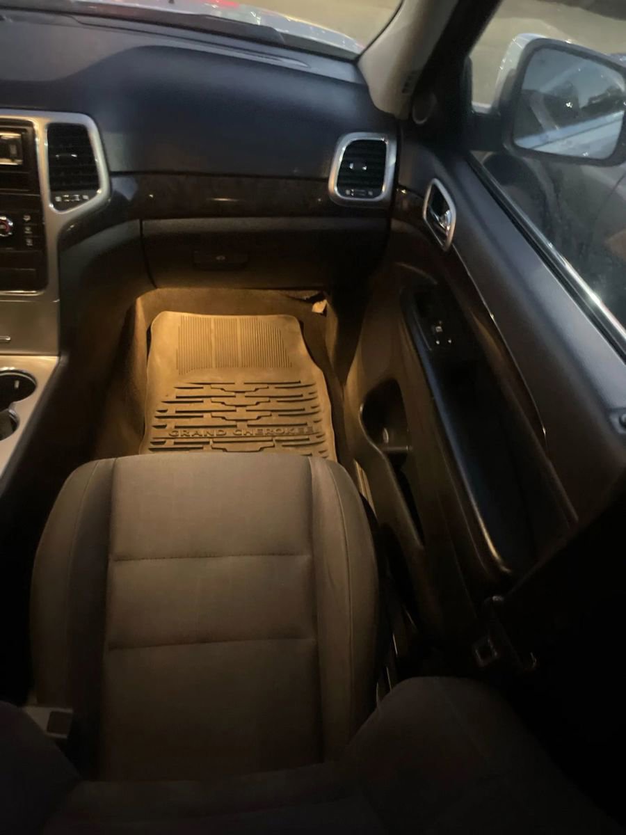 Used 2012 Jeep Grand Cherokee Laredo w/ Laredo E Group image 12