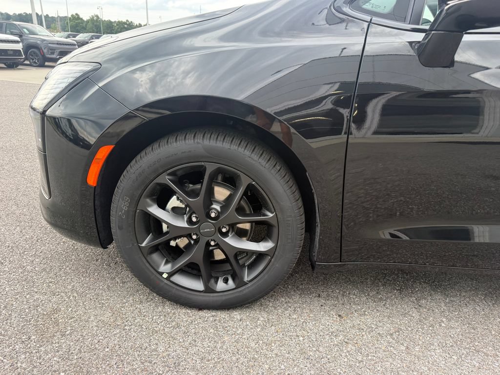 New 2027 Chrysler Pacifica Limited w/ S Appearance Package FWD image 22