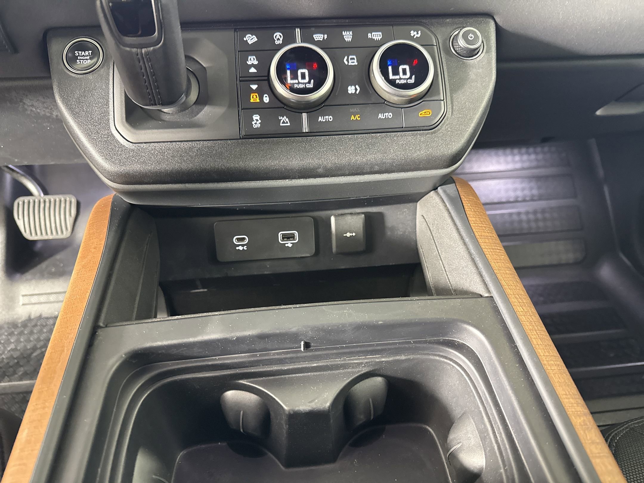 Used 2023 Land Rover Defender 130 X-Dynamic SE image 15