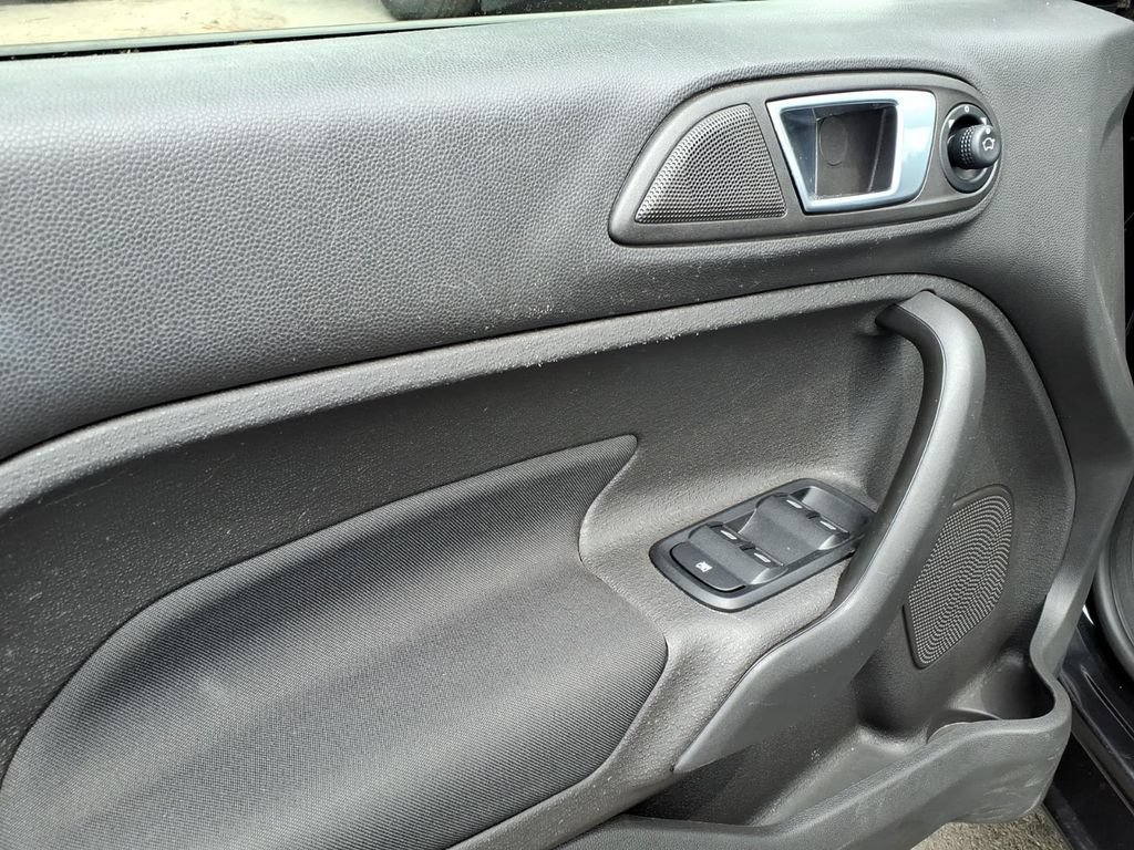Used 2014 Ford Fiesta SE w/ Equipment Group 201A FWD image 5