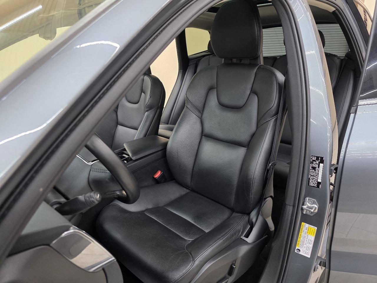 Used 2018 Volvo XC60 T5 Momentum w/ Convenience Package AWD/4WD image 18