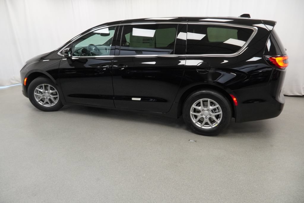 New 2027 Chrysler Pacifica Select FWD image 14