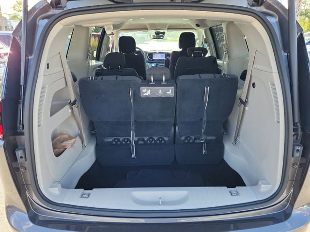 Used 2021 Chrysler Pacifica Touring FWD image 7