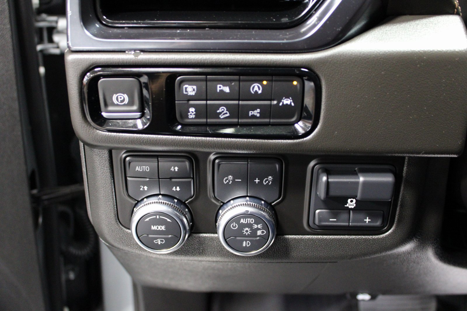 Used 2025 GMC Yukon XL AT4 w/ Premium Trailering Package image 24