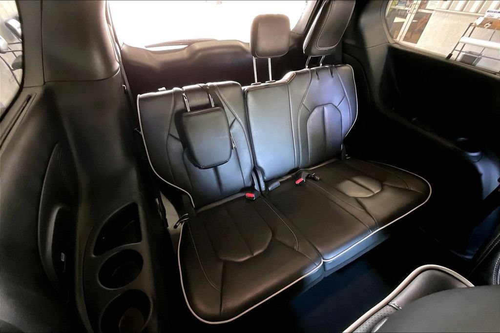 Used 2025 Chrysler Pacifica Limited FWD image 15