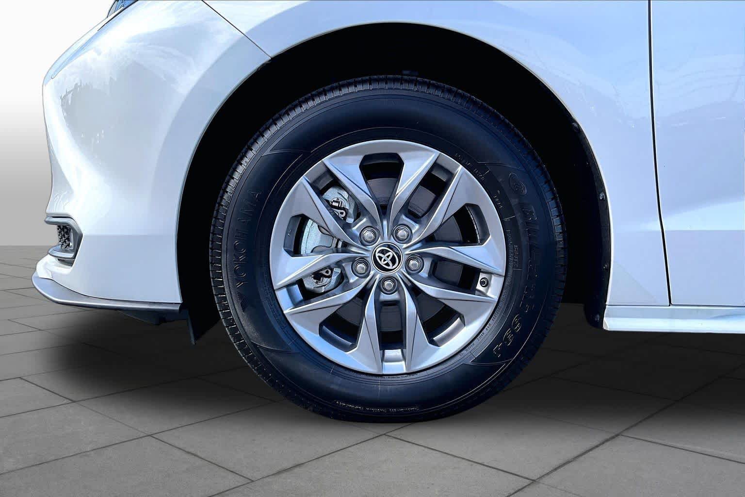 Used 2025 Toyota Sienna XLE FWD image 11