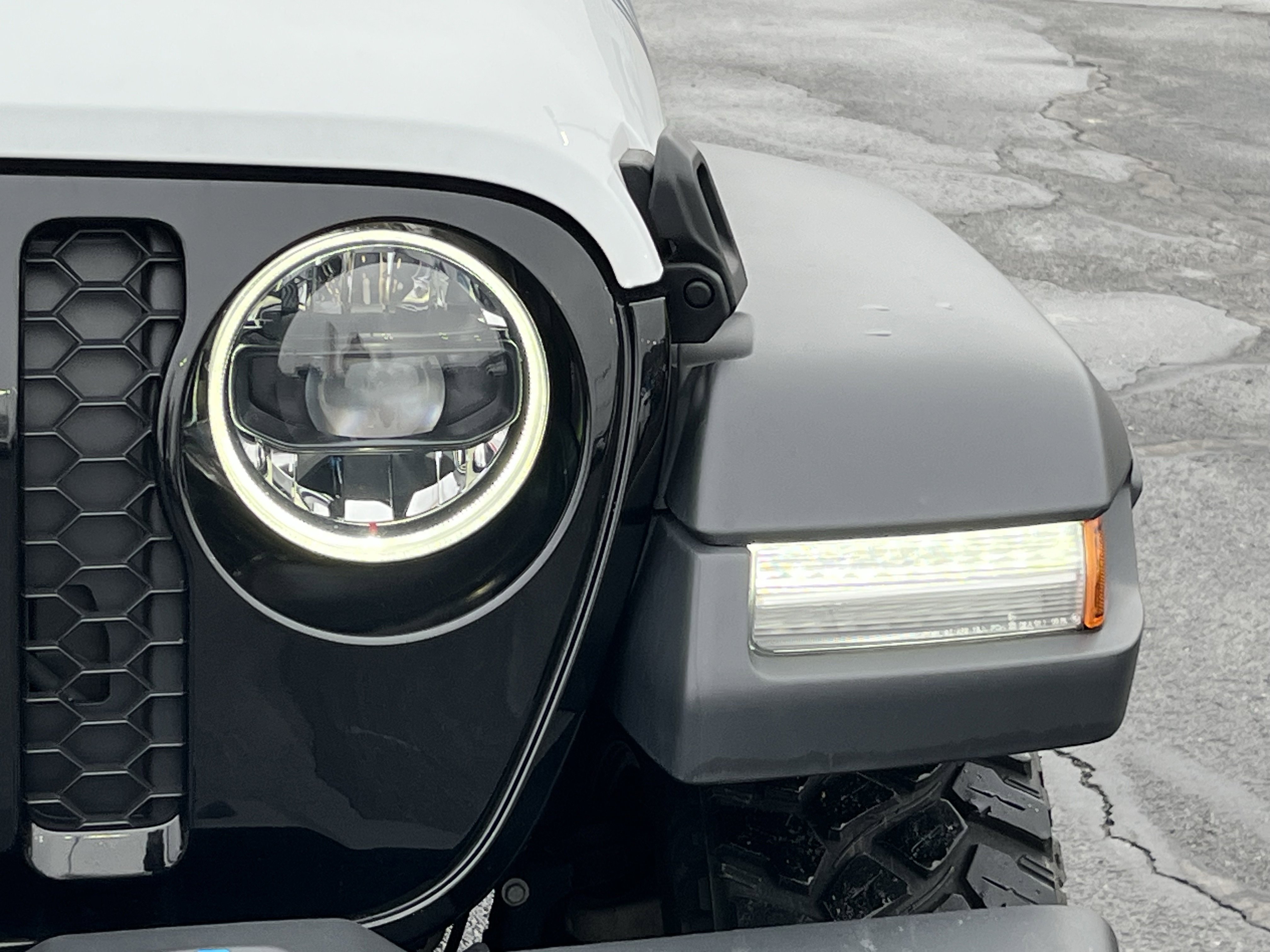 Used 2023 Jeep Wrangler Willys 4xe w/ Sun & Screen Package image 9