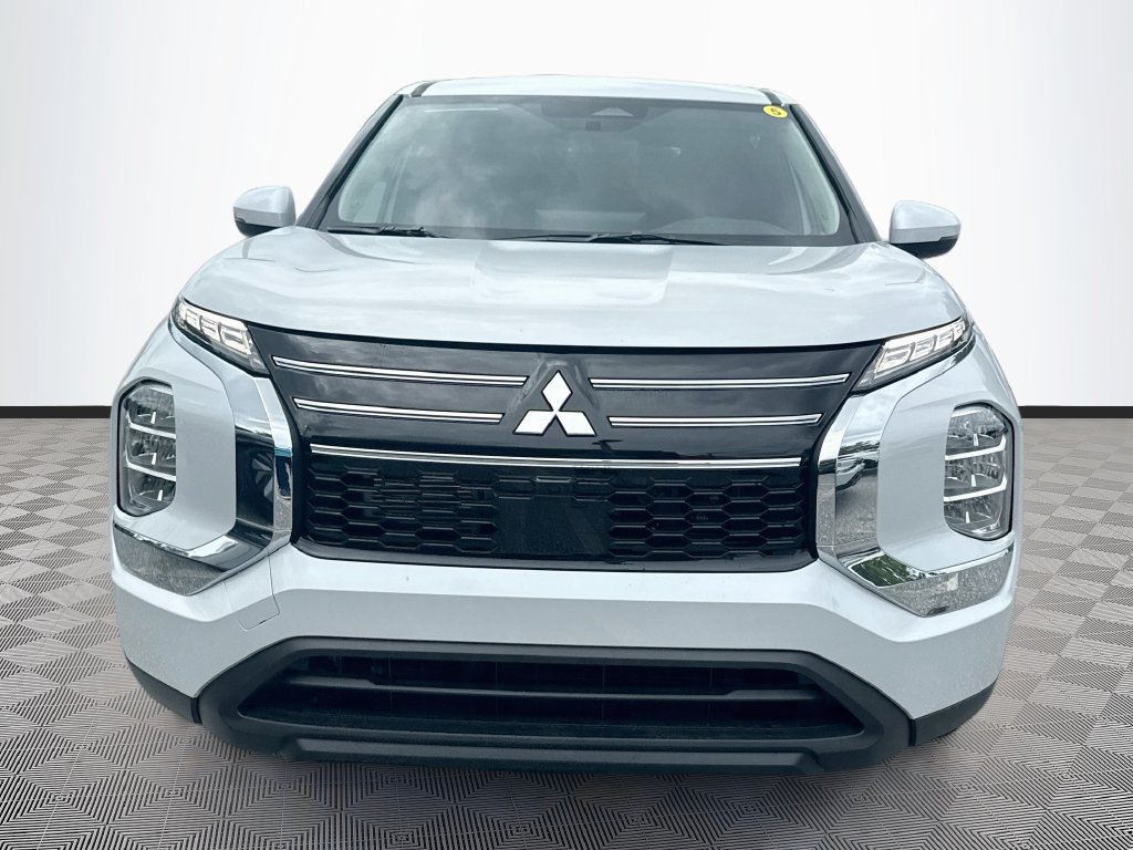New 2026 Mitsubishi Outlander ES FWD image 2