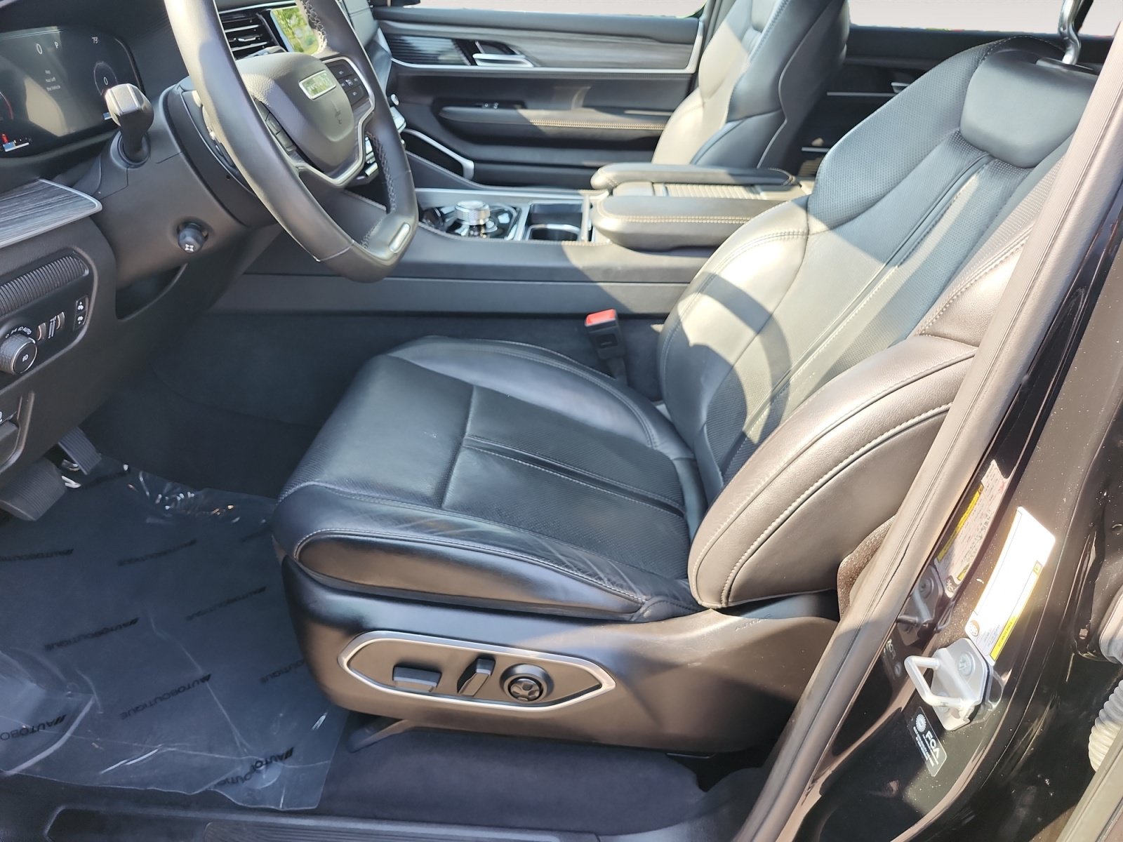 Used 2024 Jeep Wagoneer Series II w/ Flexible Seating Group AWD/4WD image 10
