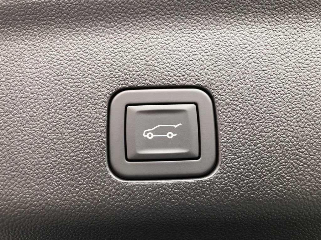 Used 2025 Chevrolet Suburban Premier AWD/4WD image 8