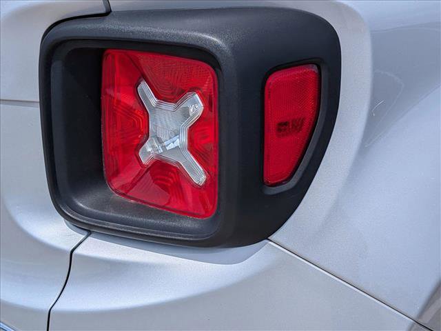 Used 2018 Jeep Renegade Latitude AWD/4WD image 10