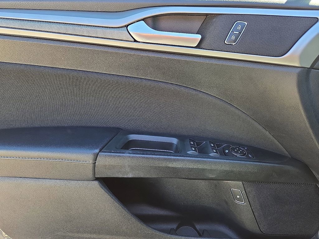 Used 2018 Ford Fusion SE image 19