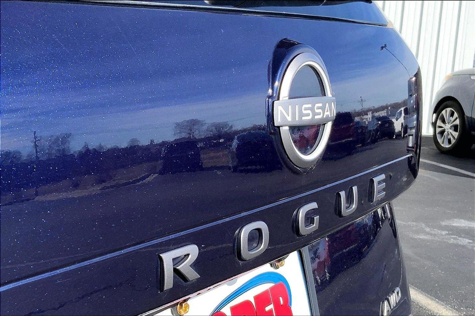 Used 2025 Nissan Rogue SV image 28