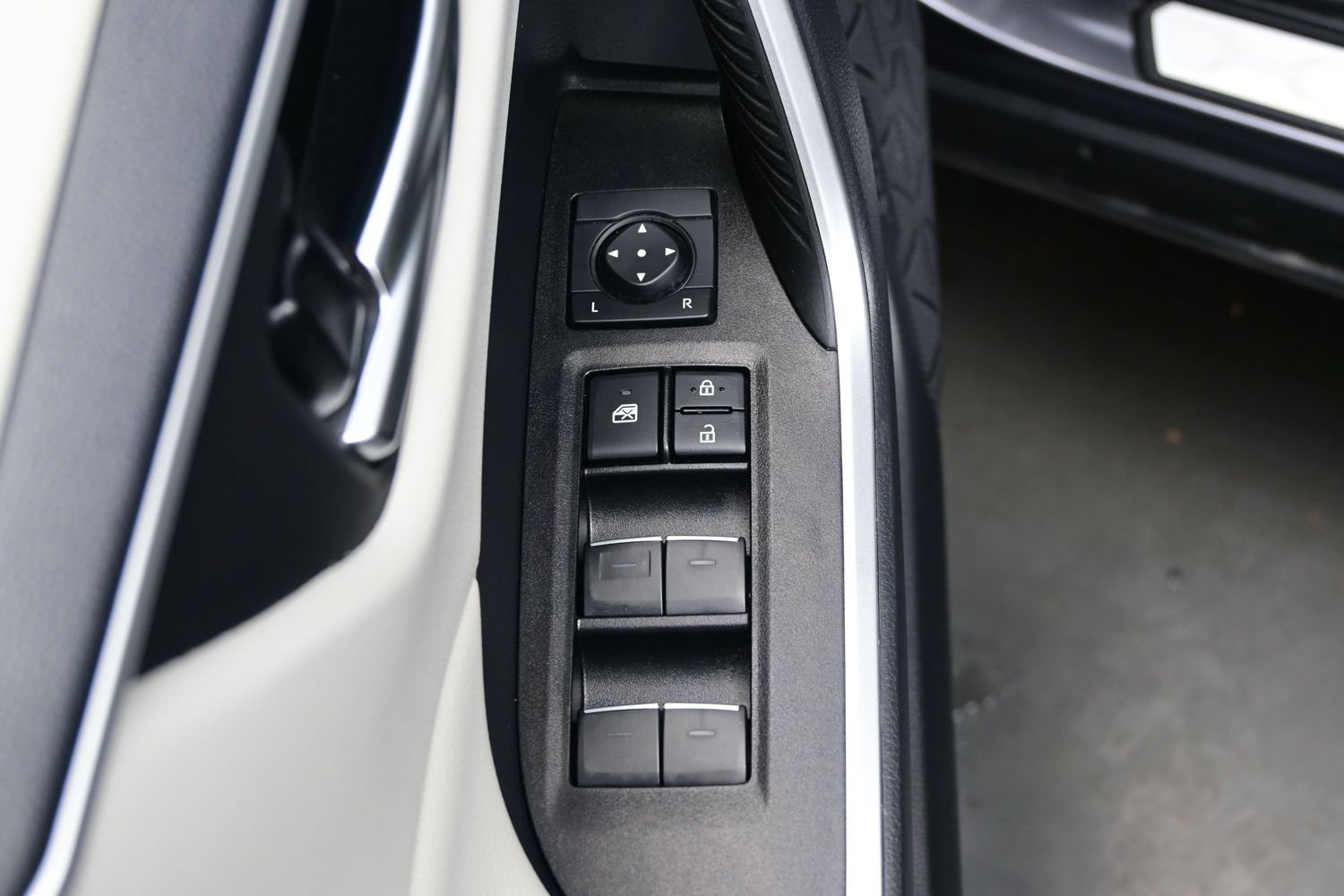 Used 2025 Toyota RAV4 XLE Premium w/ Weather Package AWD/4WD image 10