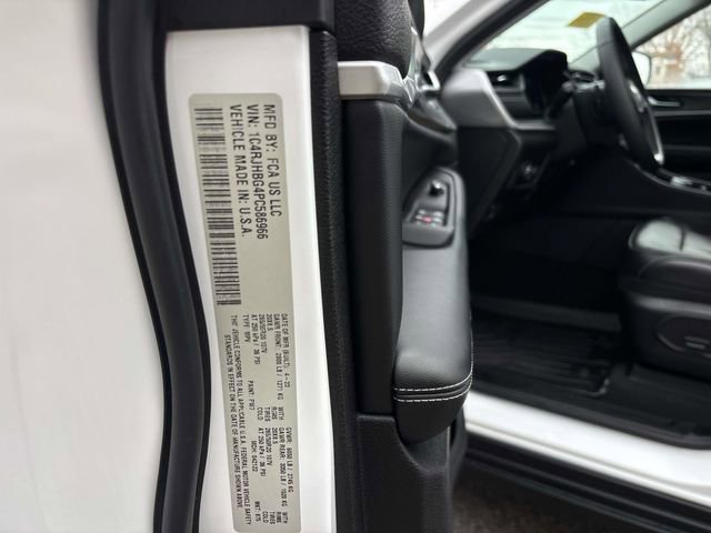 Used 2023 Jeep Grand Cherokee Limited w/ Black Appearance Package AWD/4WD image 32