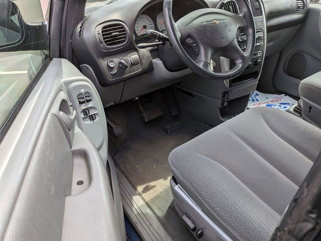 Used 2005 Chrysler Town & Country Touring image 11