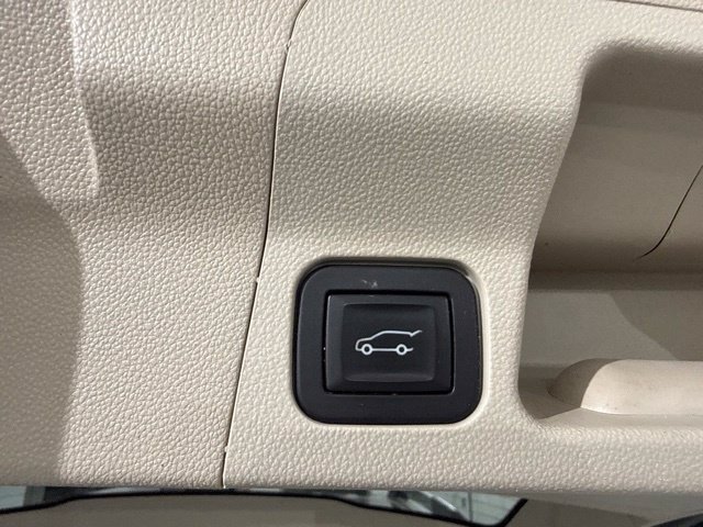 Used 2017 GMC Acadia Denali w/ Technology Package FWD image 12