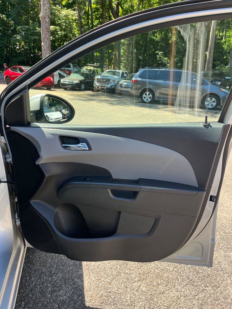 Used 2014 Chevrolet Sonic LT w/ Fun and Sun Package FWD image 10