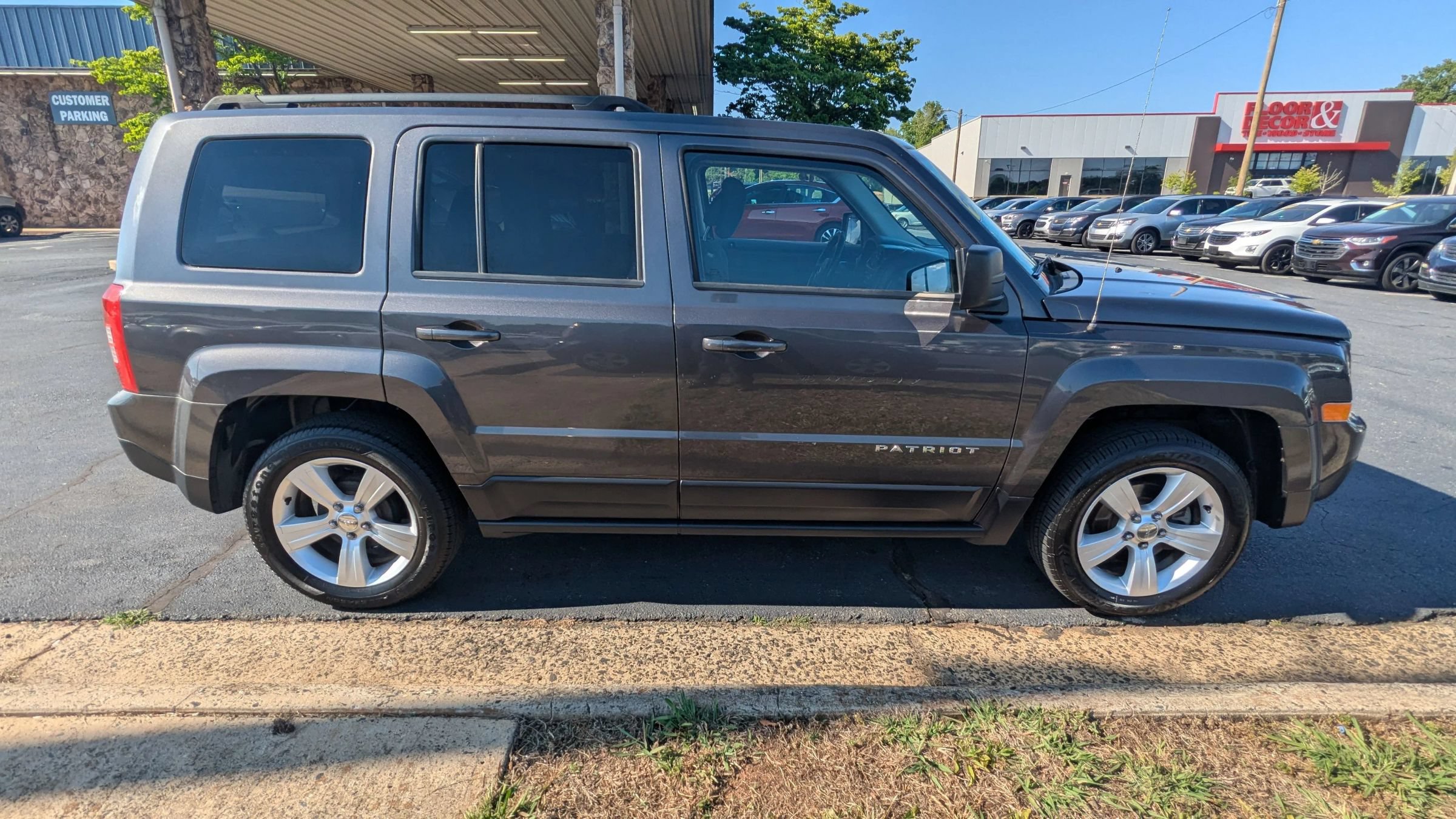 Used 2016 Jeep Patriot Latitude FWD image 8
