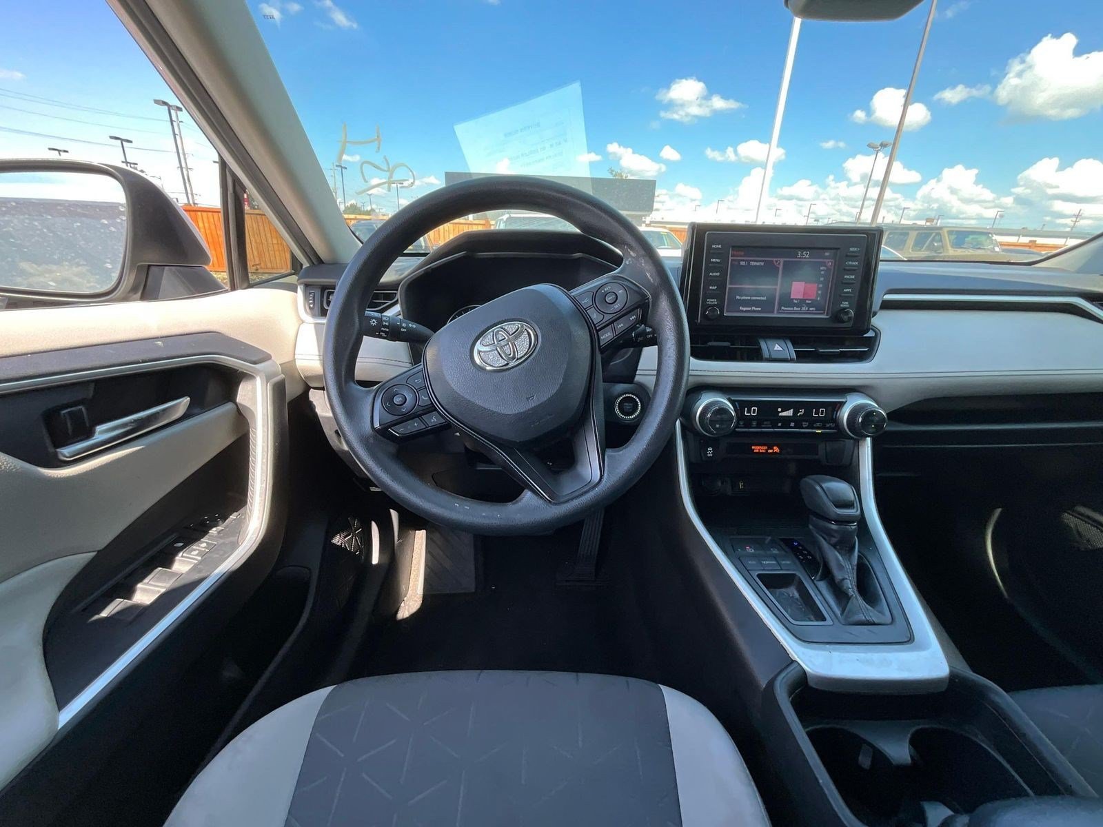 Used 2019 Toyota RAV4 XLE FWD image 8