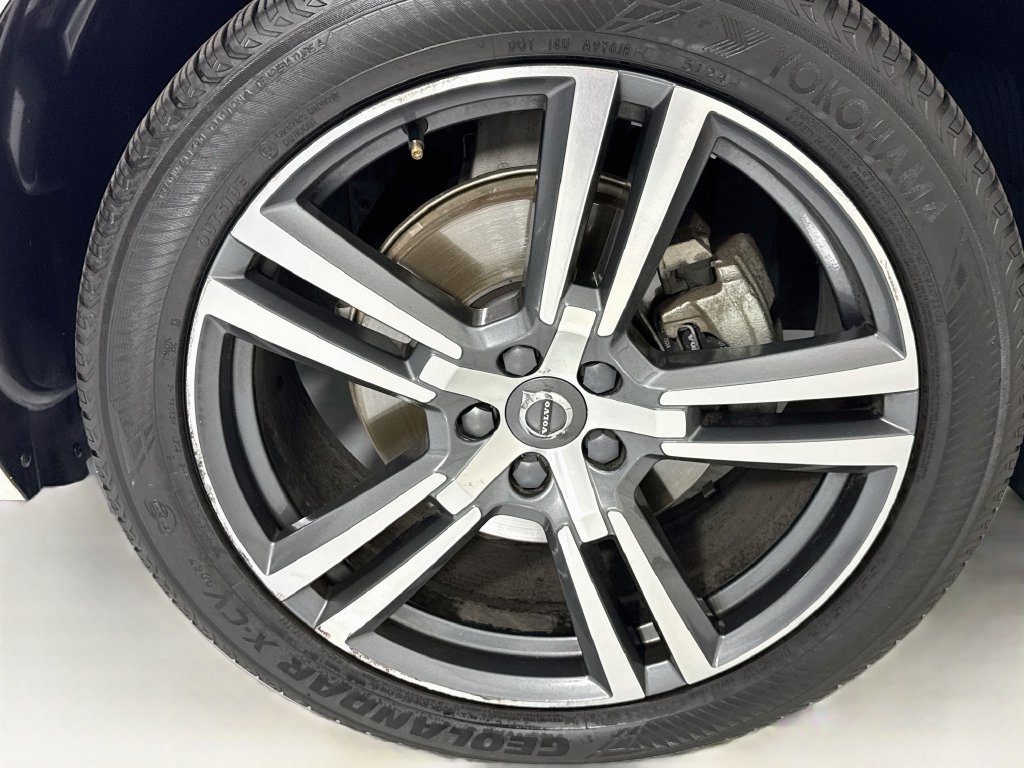 Used 2021 Volvo XC60 T5 Momentum w/ Protection Package Premier FWD image 32