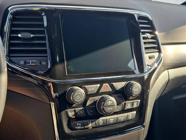 Used 2022 Jeep Grand Cherokee Laredo E w/ Security & Convenience Group AWD/4WD image 15