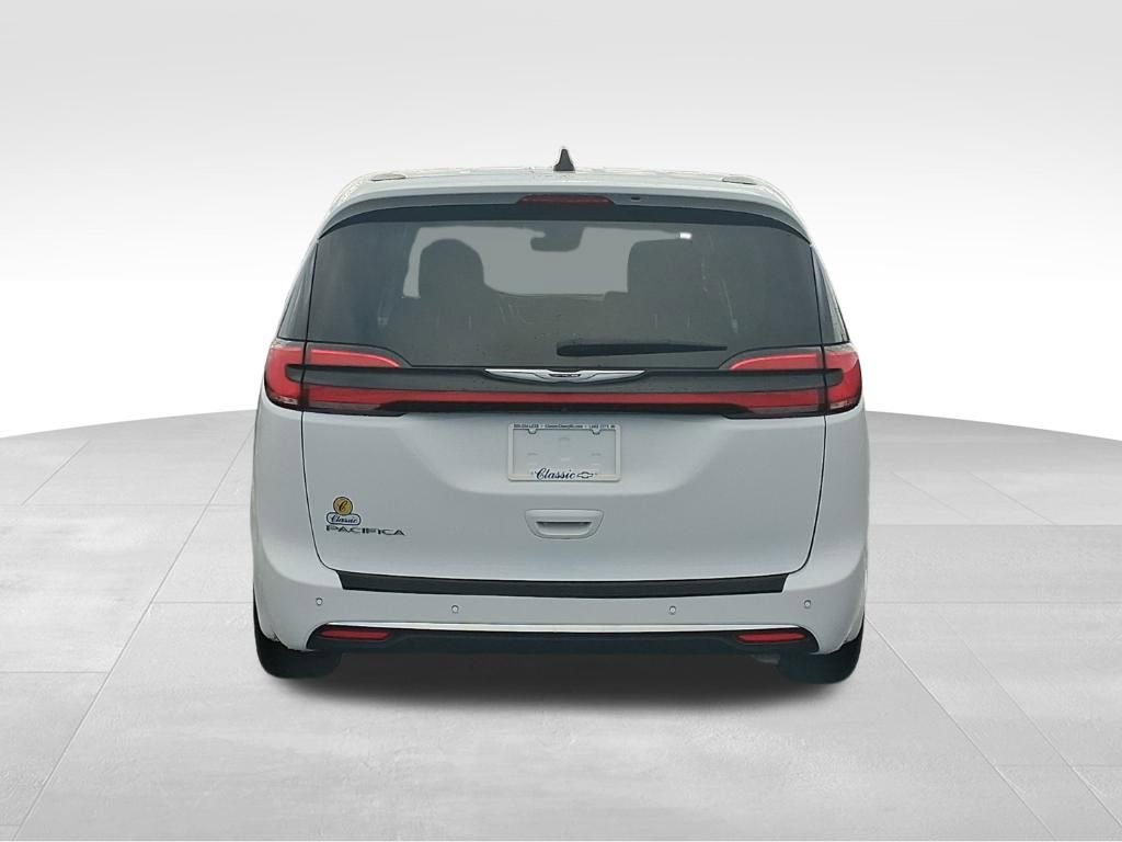 Used 2024 Chrysler Pacifica Touring-L image 8