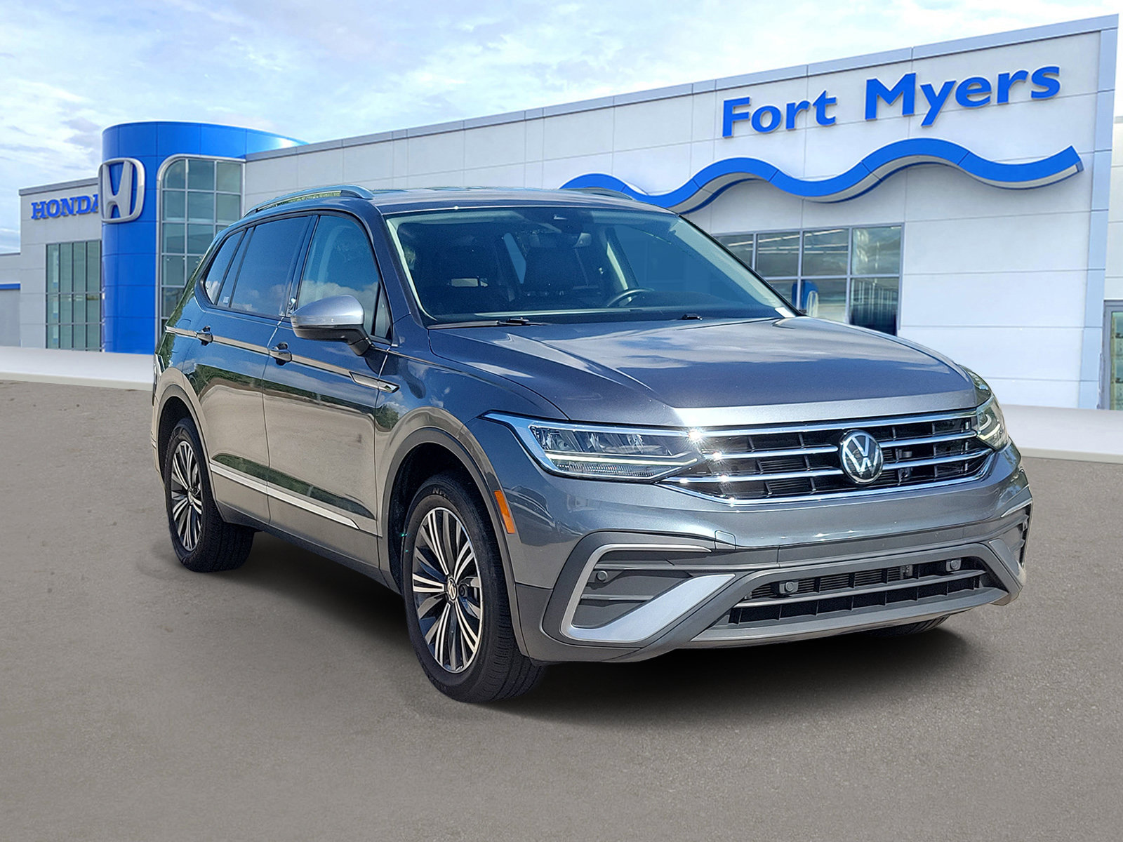 Used 2024 Volkswagen Tiguan SE FWD image 1