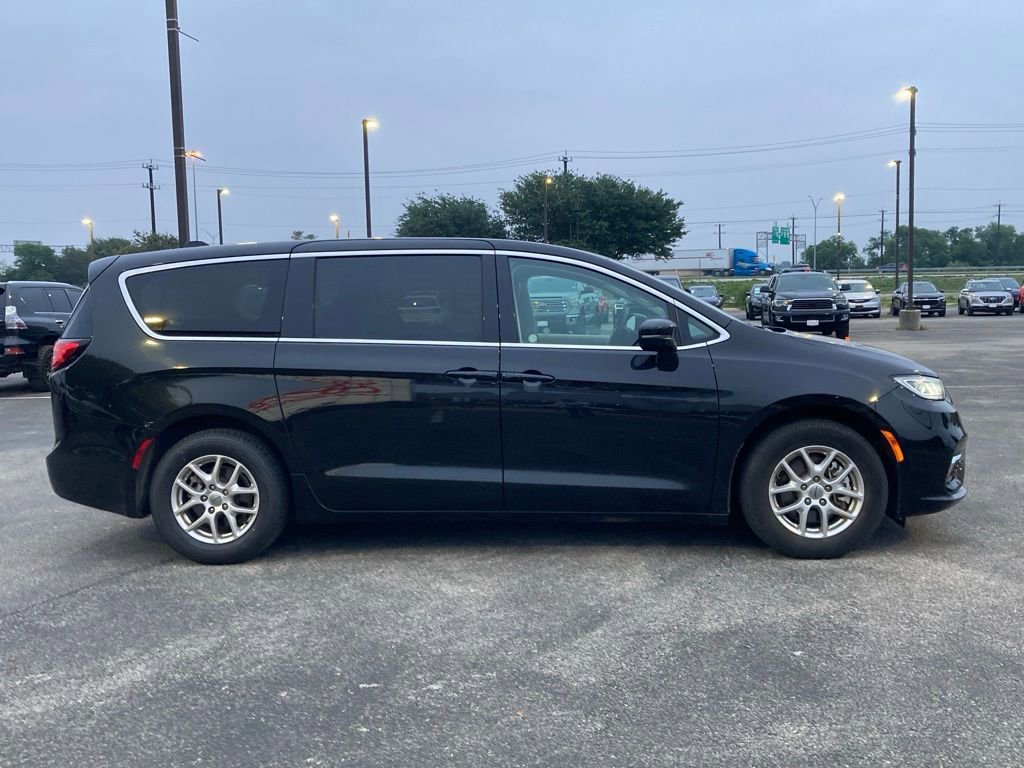 Used 2023 Chrysler Pacifica Touring-L FWD image 4