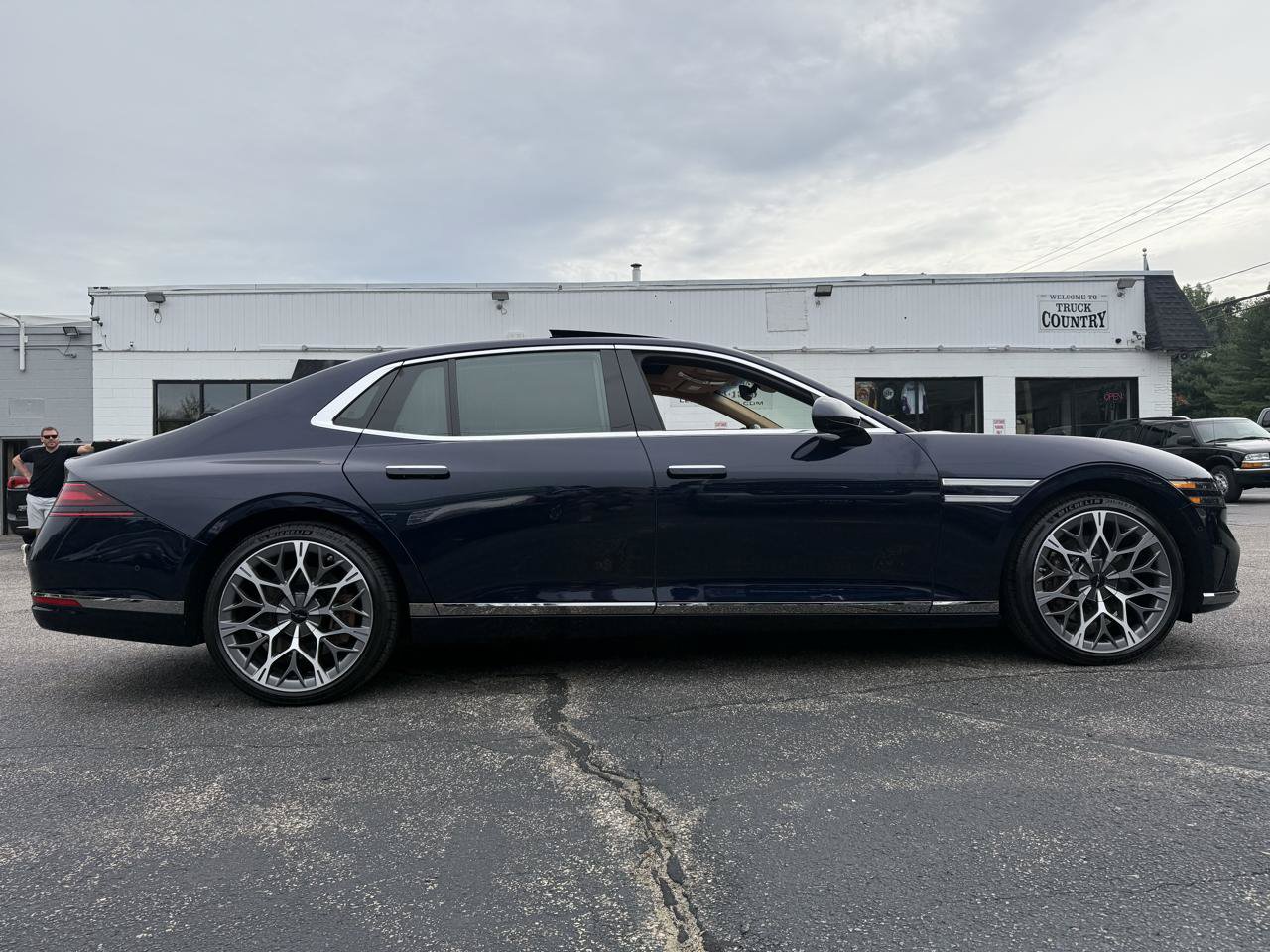 Used 2025 Genesis G90 3.5T AWD/4WD image 14