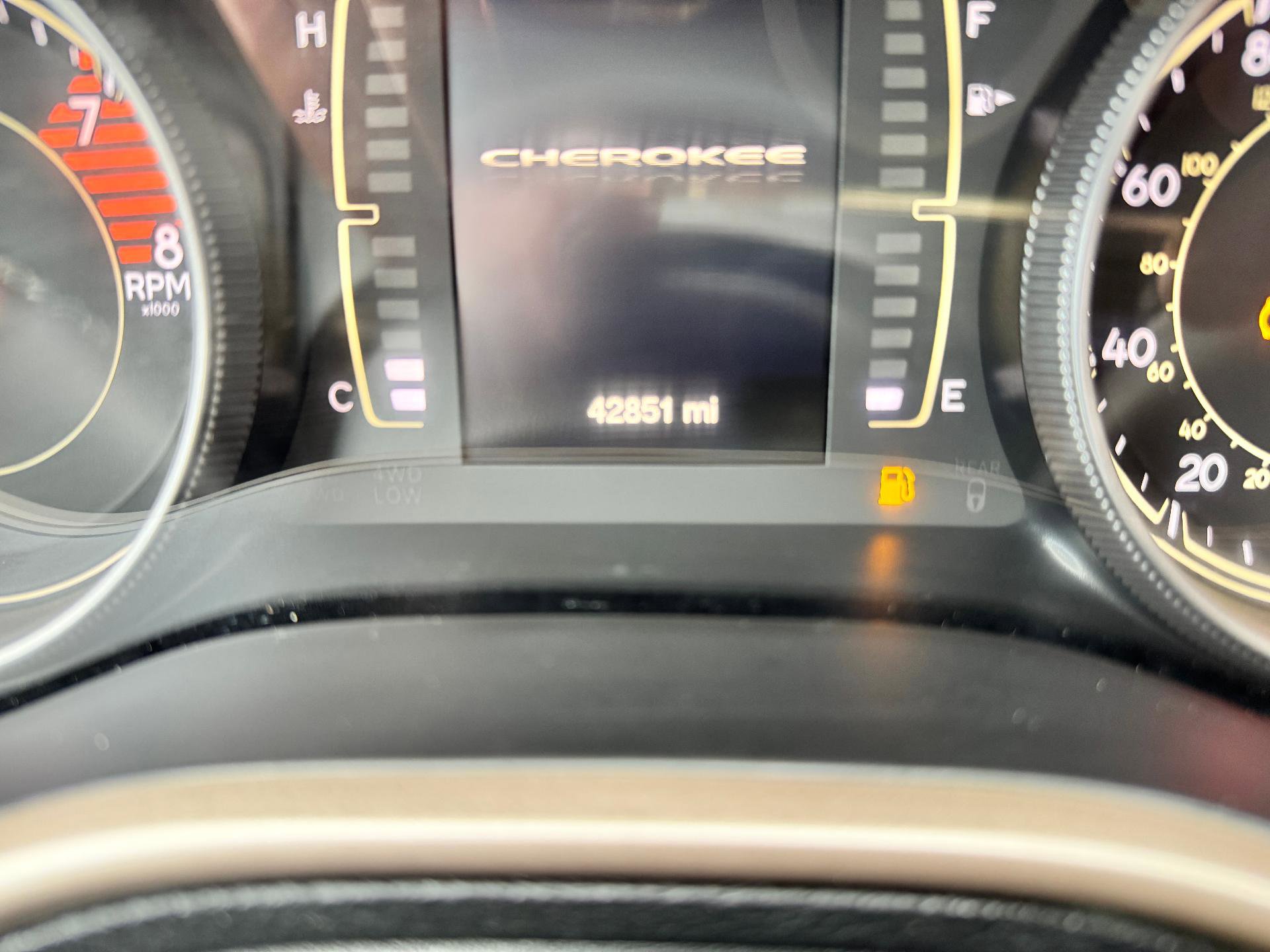 Used 2018 Jeep Cherokee Latitude w/ Cold Weather Group image 37