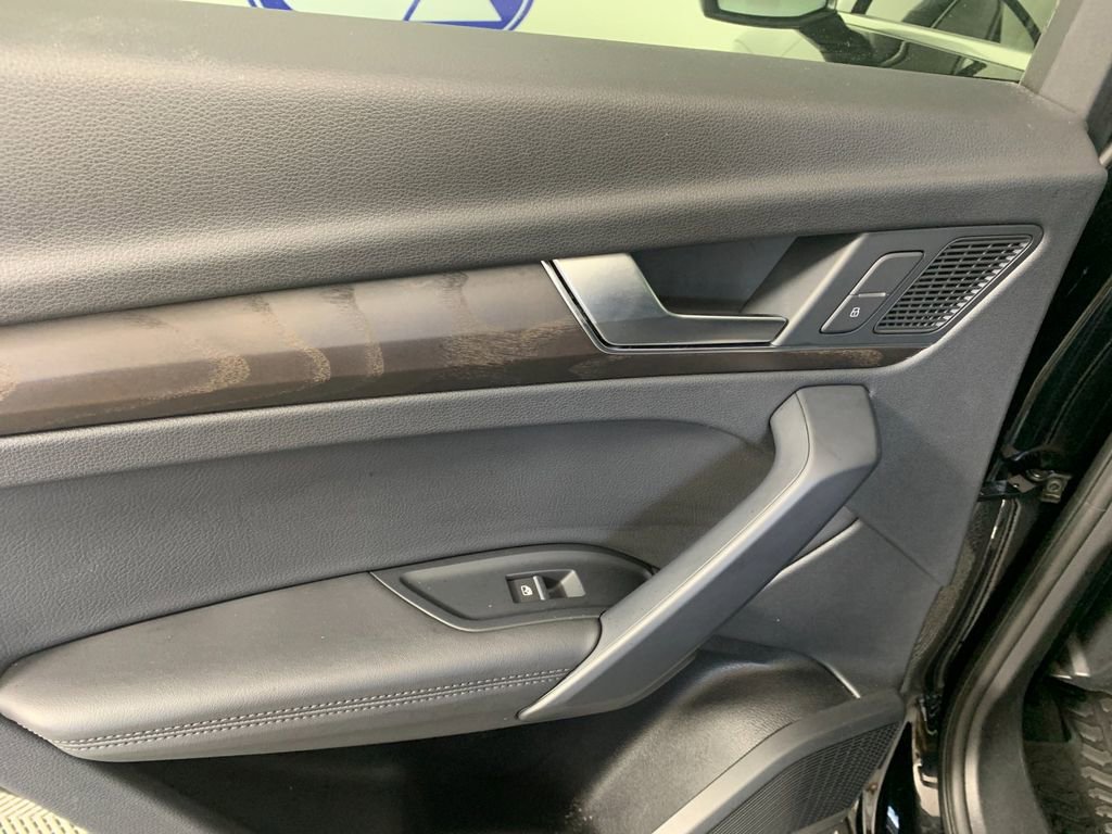 Used 2020 Audi Q5 e Premium Plus image 32