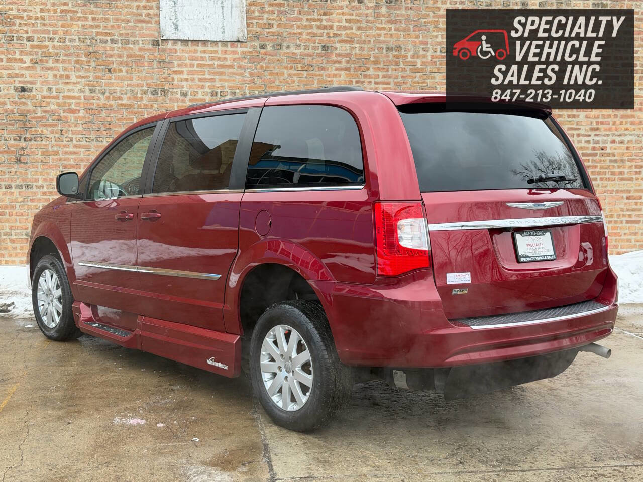 Used 2014 Chrysler Town & Country Touring image 8