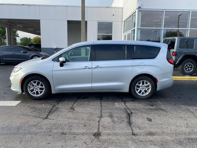 Used 2023 Chrysler Pacifica Touring-L image 6