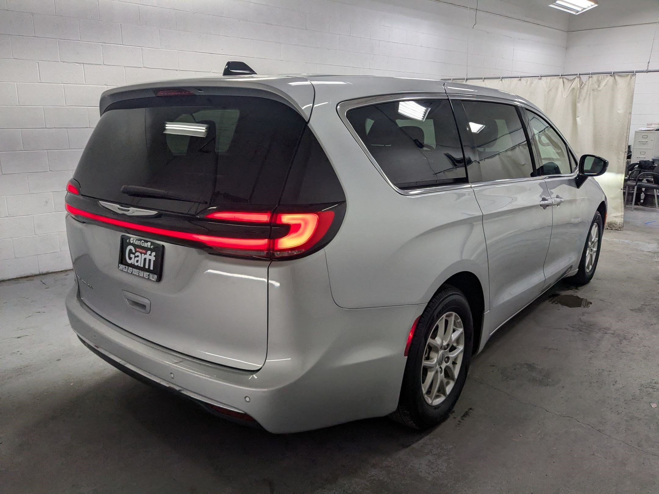 Used 2024 Chrysler Pacifica Touring-L FWD image 3