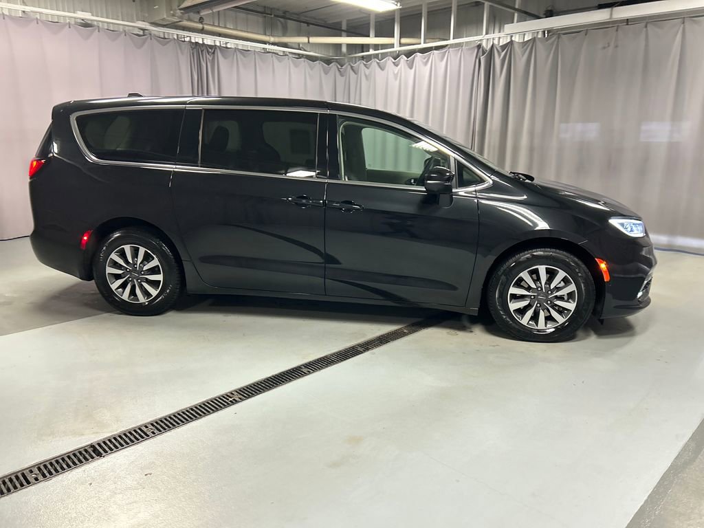 Used 2023 Chrysler Pacifica Touring-L FWD image 8
