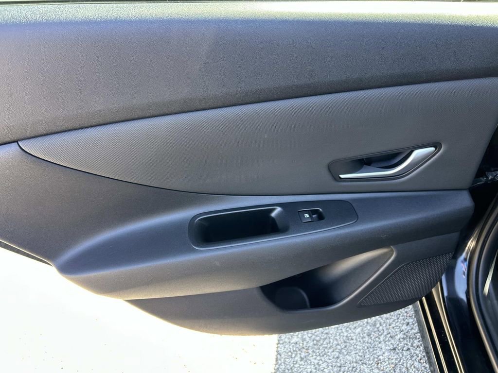 Used 2022 Hyundai Elantra Limited image 22