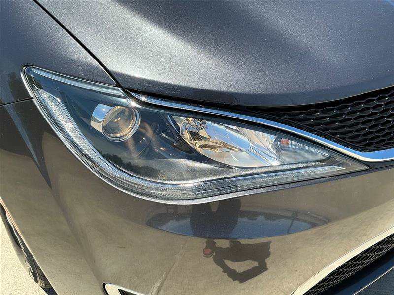 Used 2018 Chrysler Pacifica Touring-L FWD image 19