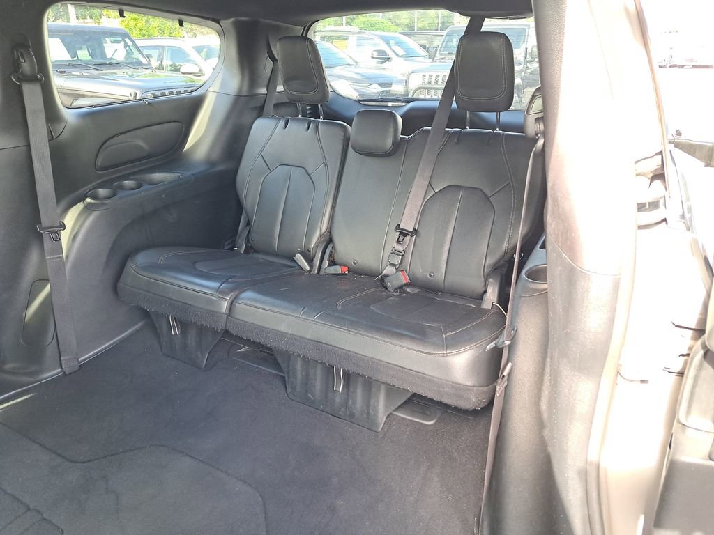 Used 2020 Chrysler Pacifica Touring-L w/ S Appearance Package image 10
