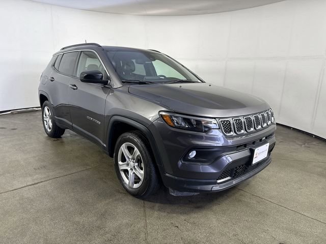 Used 2023 Jeep Compass Latitude w/ Sun and Sound Group AWD/4WD image 3