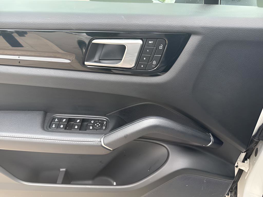 Used 2023 Porsche Cayenne Base image 17
