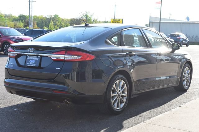 Used 2017 Ford Fusion SE w/ Fusion SE Technology Package FWD image 9