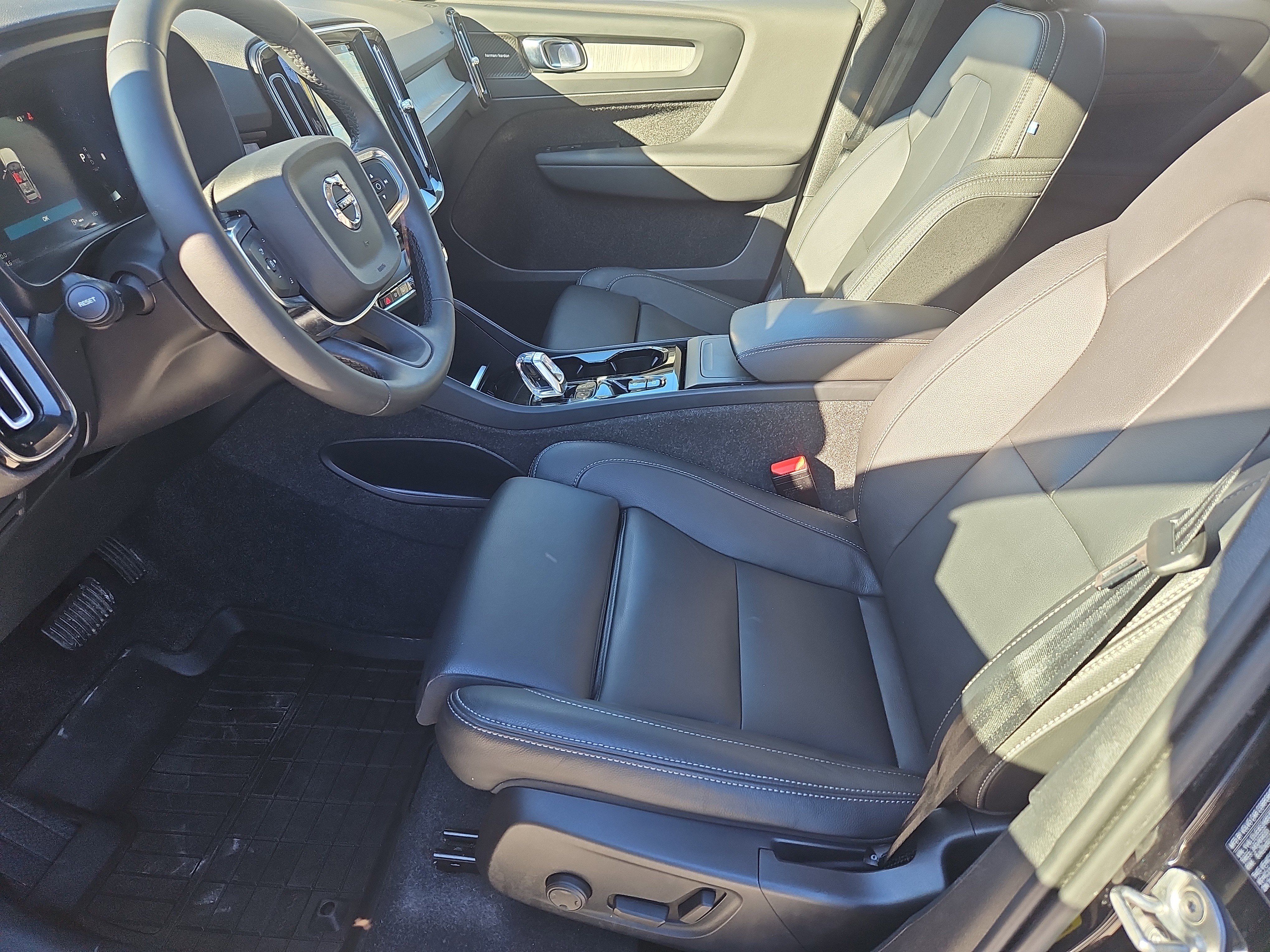 Used 2025 Volvo XC40 B5 Plus w/ Protection Package Premier image 34