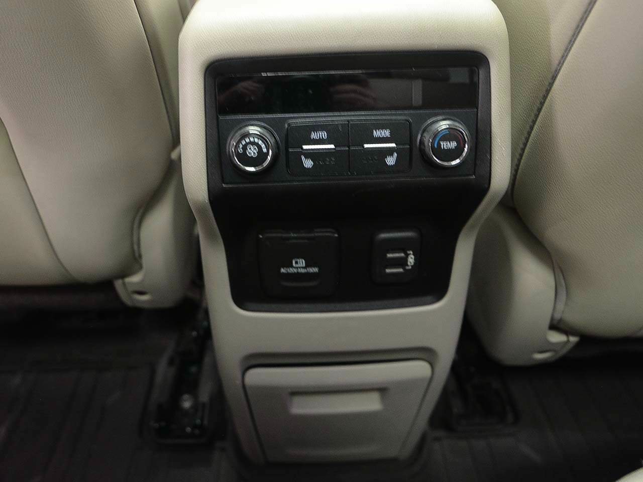 Used 2018 GMC Acadia Denali w/ Technology Package FWD image 11