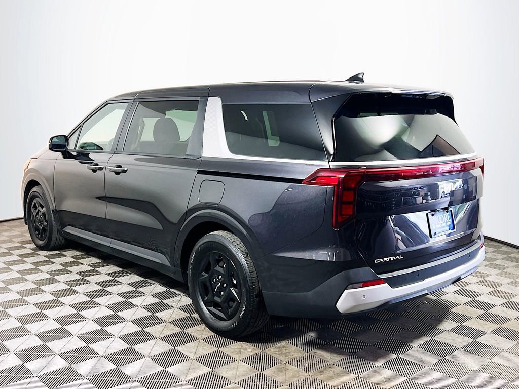 Used 2025 Kia Carnival FWD image 5