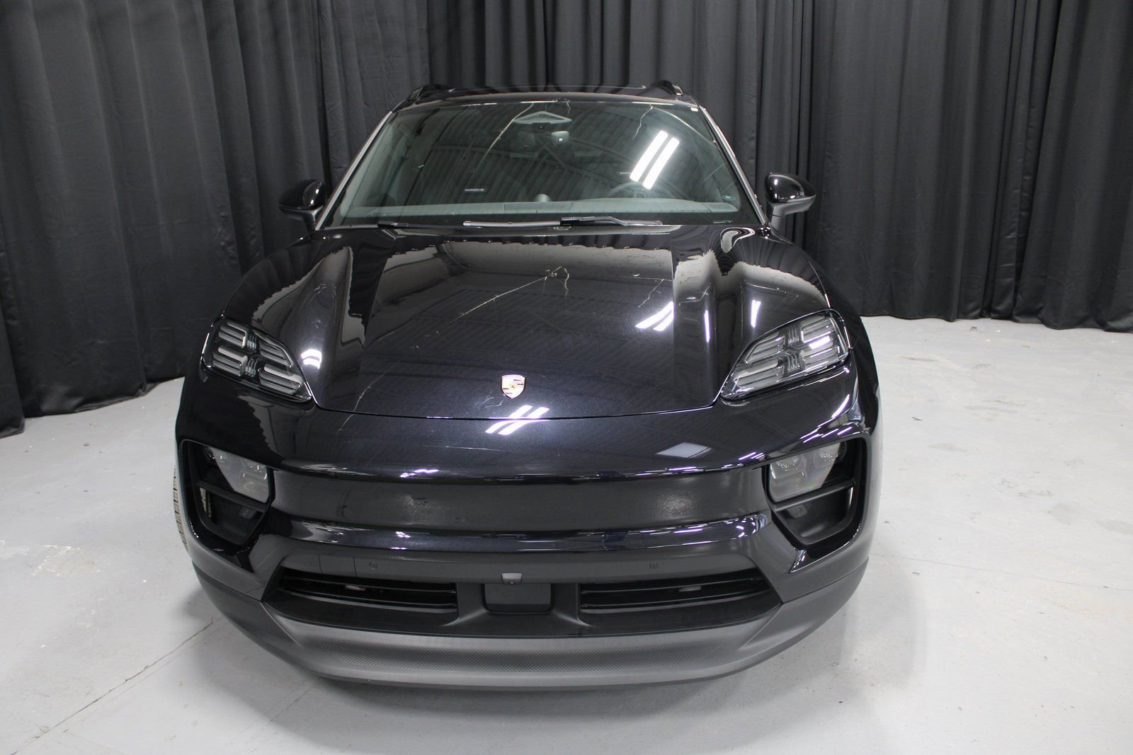 Certified 2025 Porsche Macan Electric image 11