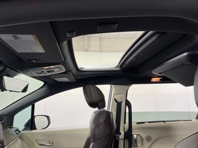 Used 2023 Toyota Sienna Platinum AWD/4WD image 21